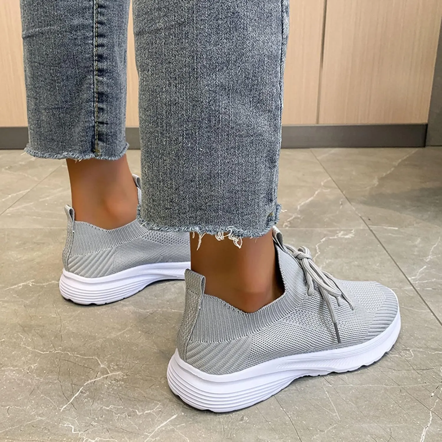 Fashion Spring and Summer Women Sports Shoes Flat Bottom Lightweight Flying Woven Mesh Cushioning Water Shoes Adults